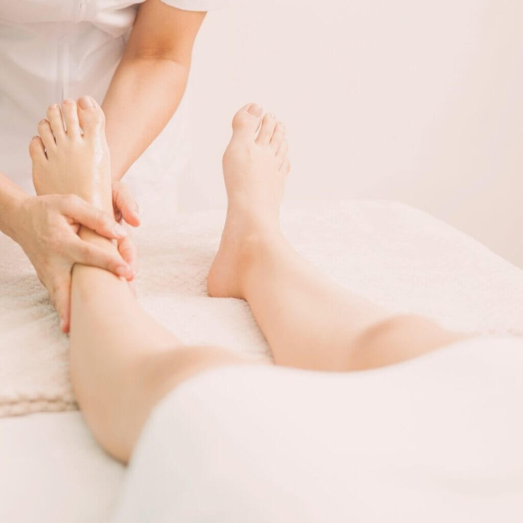 Två fötter som får massage